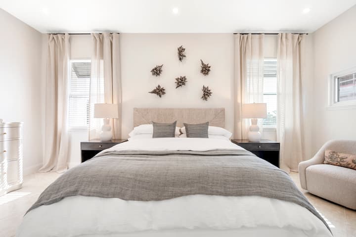 Recámara principal con cama tamaño California King, baño privado y clósets dobles.
