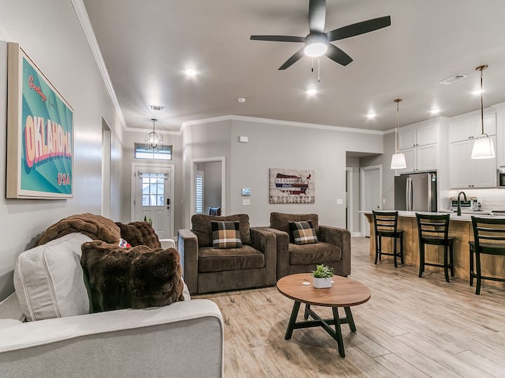Edmond Route 66 Retreat | King Bed + Patio - Edmond, OK