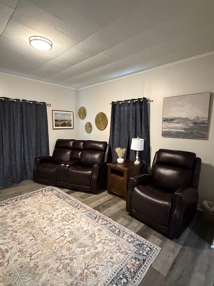 The Broadway Cottage - Pittsburg, KS