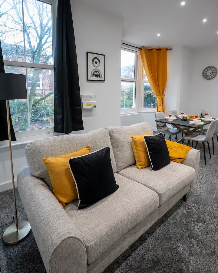 Spacious 6-bedroom House For Groups & Families - Nottingham