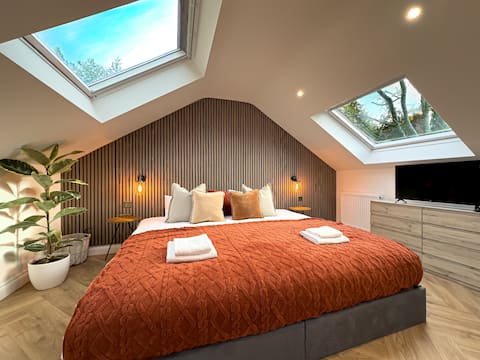 Spacious Home & Annex, Sleeps 18, Garden & Parking