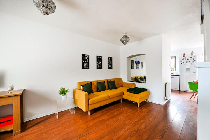 Comfy 2 Bed Home, Sleeps 5, W/parking & Games - Dartford