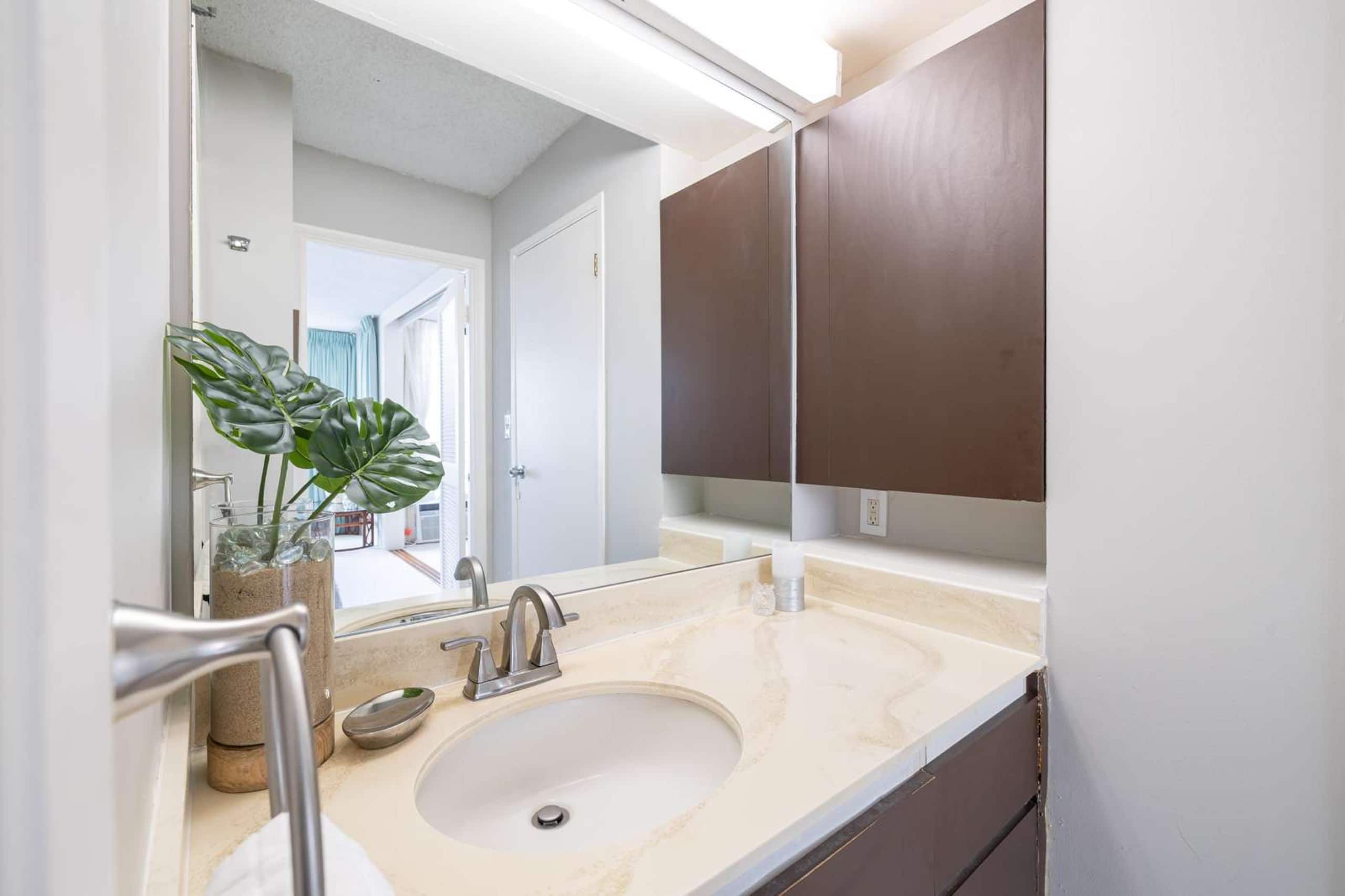 17th Fl Waikiki Banyan | Parking | AC | Pool - Image 19