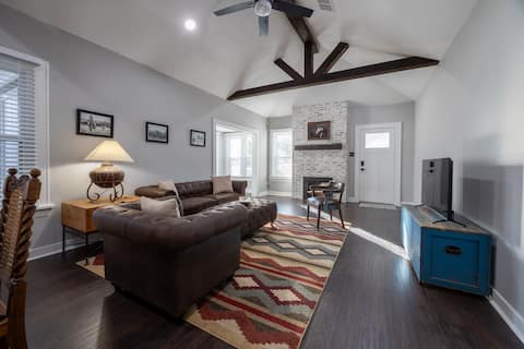 Top performing Airbnb: DarkHorseInn | Tech Terrace | KingQueen2Twins | in Lubbock