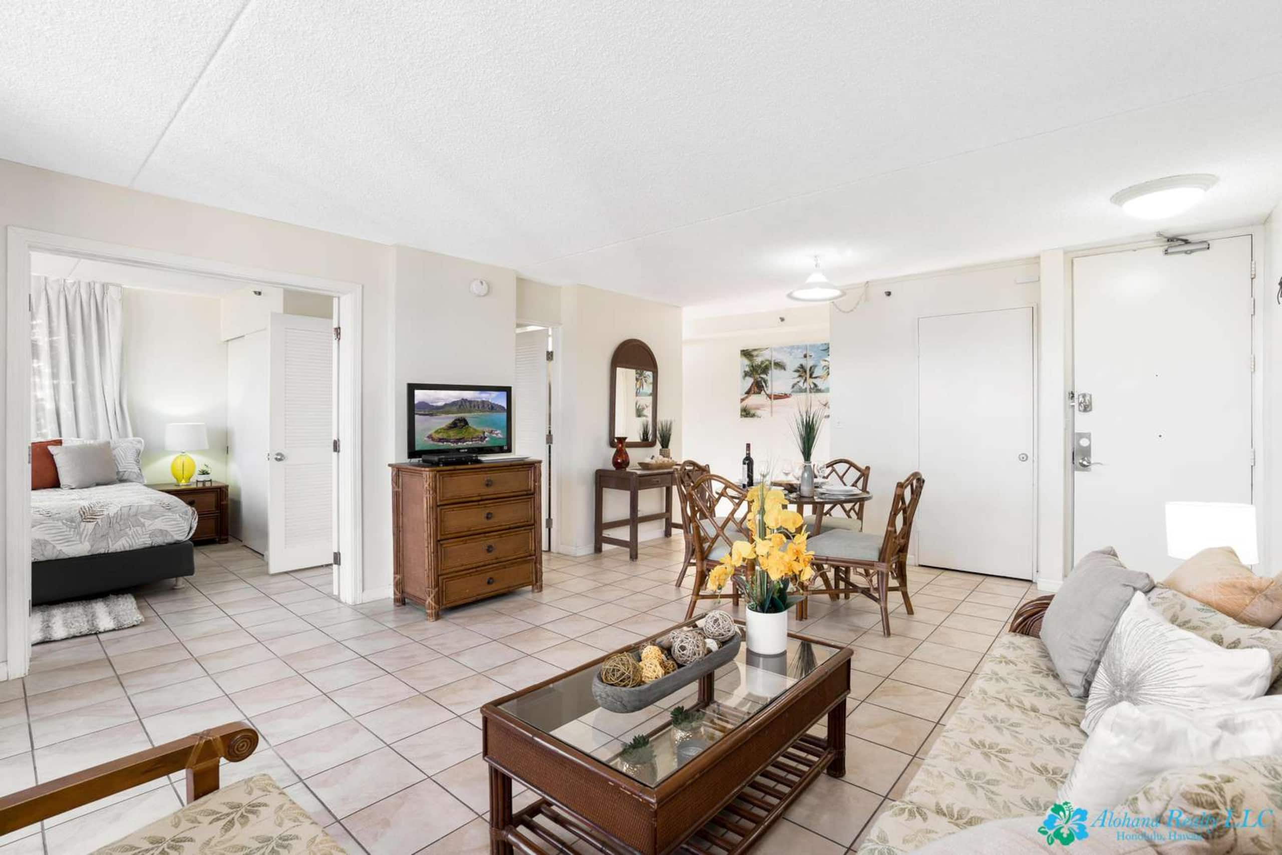 25th Fl Waikiki Banyan | King | Mtn View | Parking - Image 3