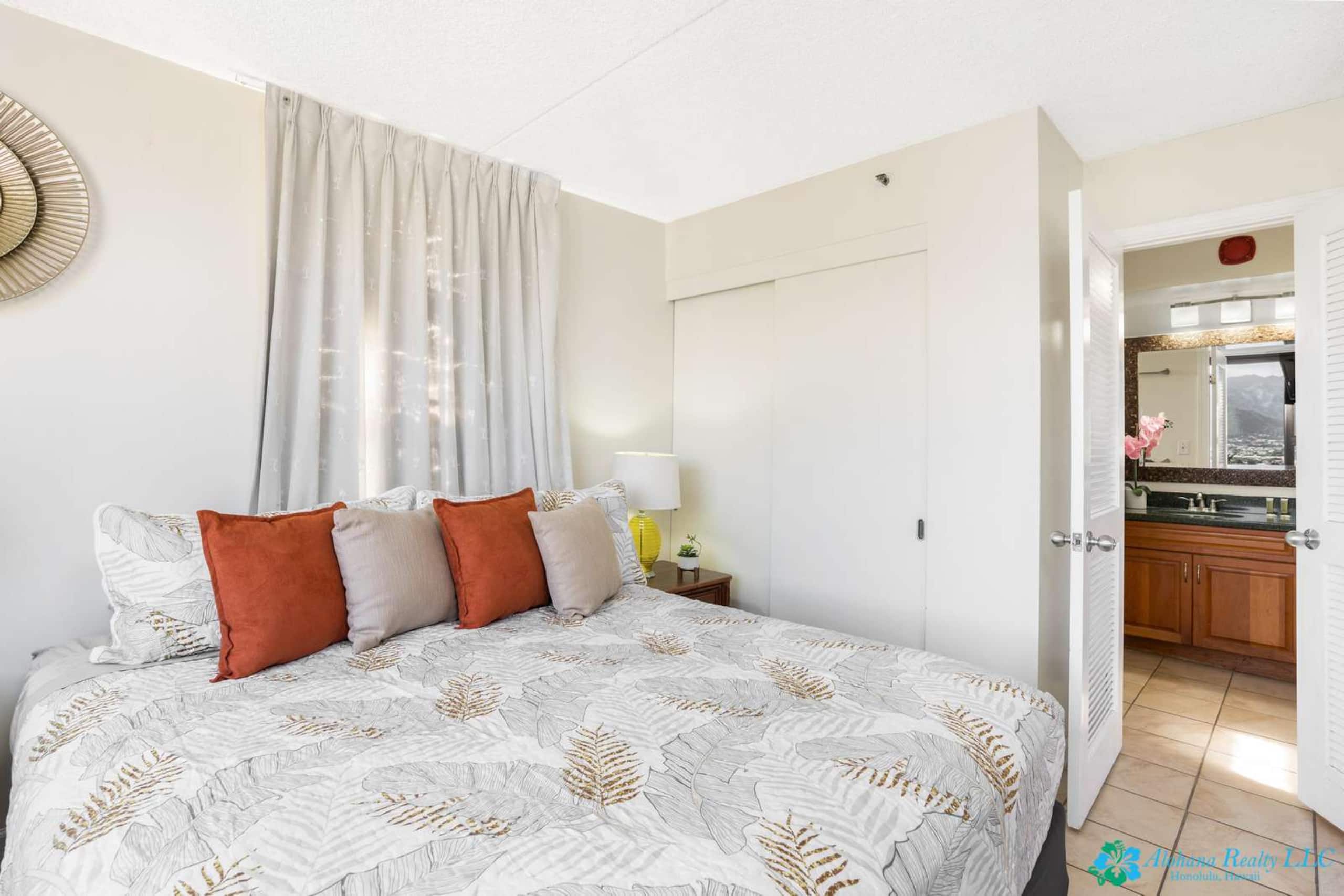 25th Fl Waikiki Banyan | King | Mtn View | Parking - Image 31