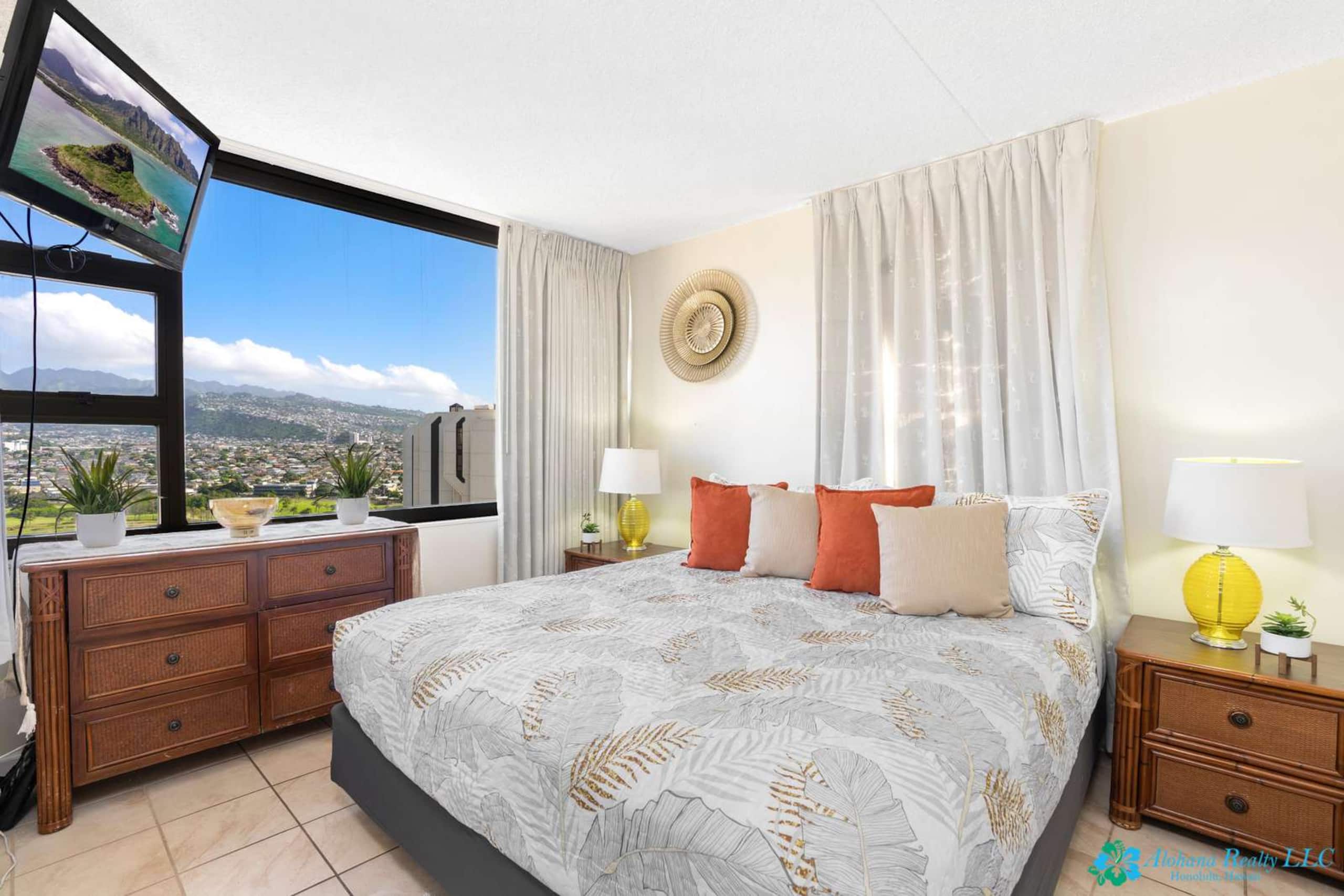 25th Fl Waikiki Banyan | King | Mtn View | Parking - Image 2