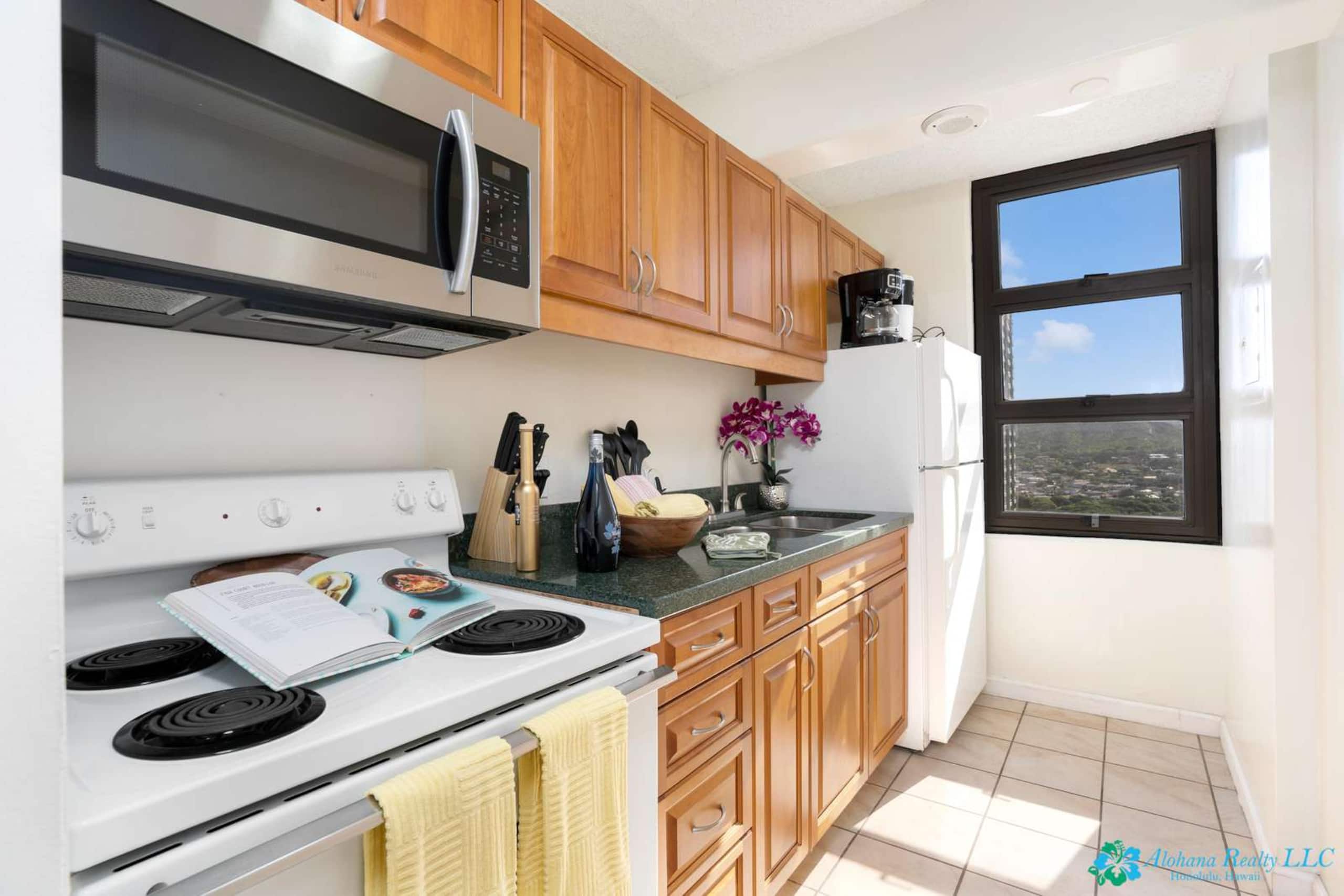 25th Fl Waikiki Banyan | King | Mtn View | Parking - Image 12