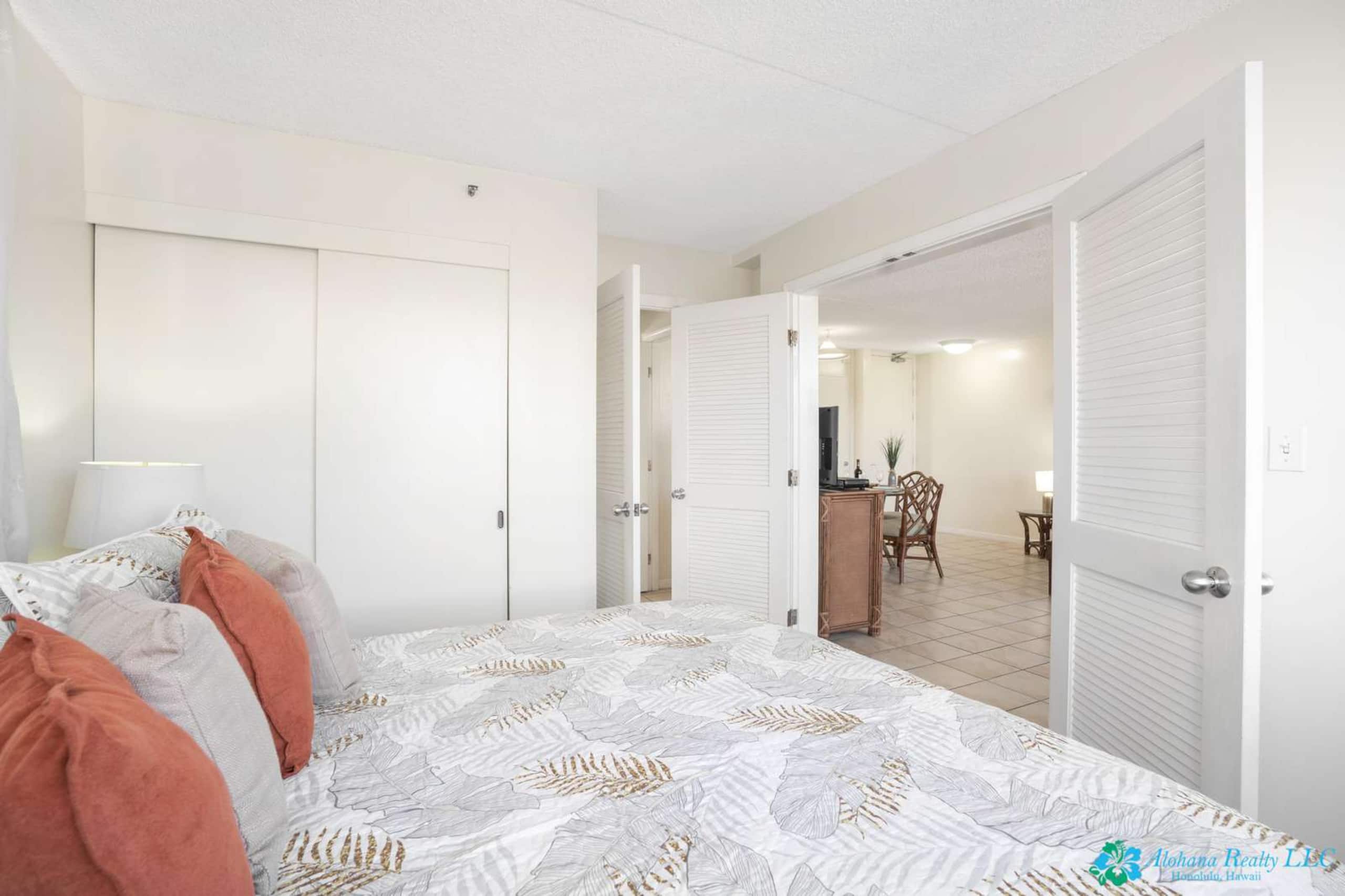 25th Fl Waikiki Banyan | King | Mtn View | Parking - Image 6