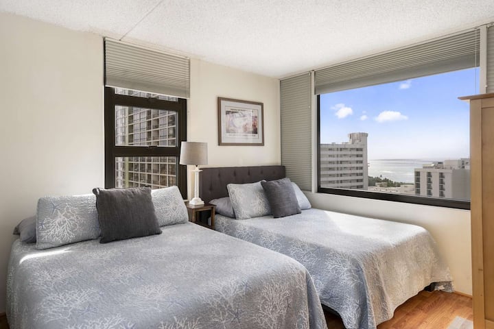25th Fl Waikiki Banyan | Pool | Parking | Kitchen - Honolulu, HI