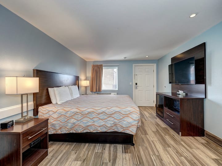 Ocean's Edge Hotel-1 King Bed Non Smoking Deluxe - Port Aransas, TX