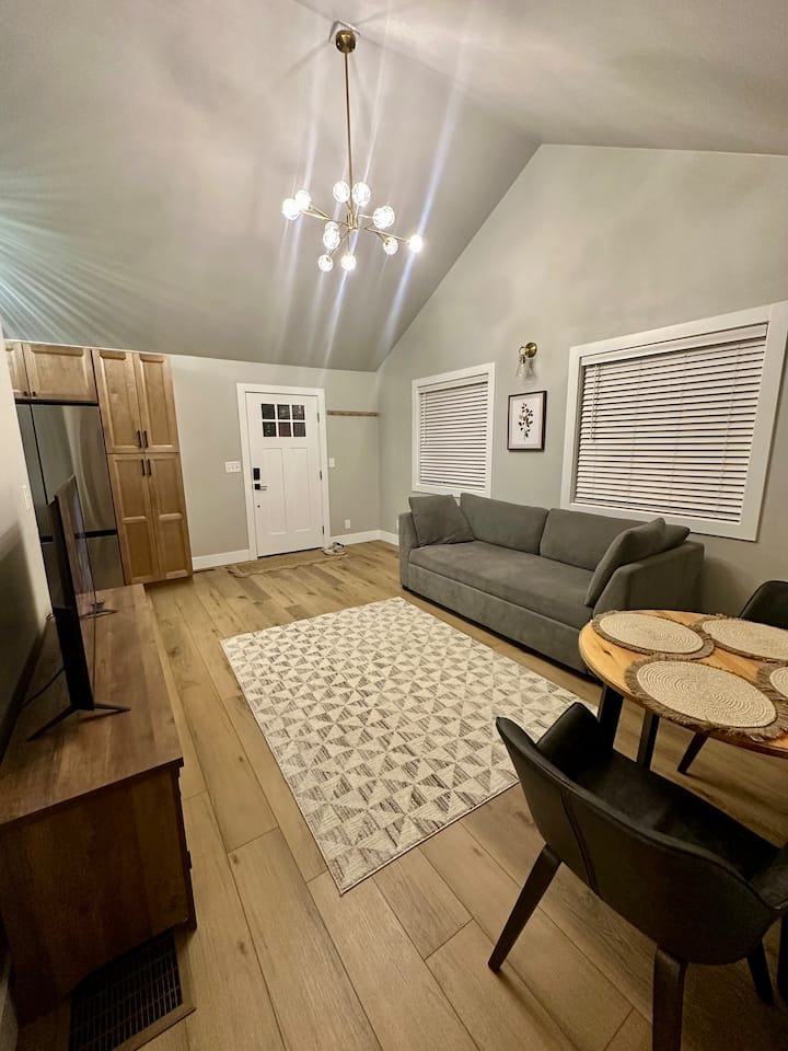 Comfortable Modern Suite, Hot Tub, Sleeps 4 - Liberty Lake, WA