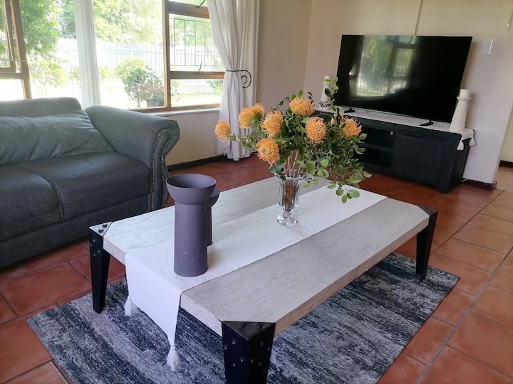 Holiday Home In Cape Town!
Sleeps 8. Petfriendly! - Western Cape