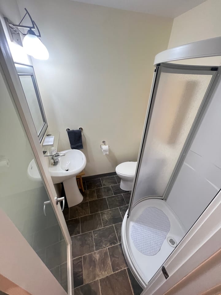 Cozy Studio Centrally Located 1 Bed - 1 Bath - 옐로나이프