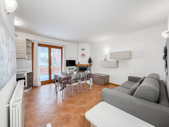 Detached House With 2 Private Gardens And Garage - Aprica