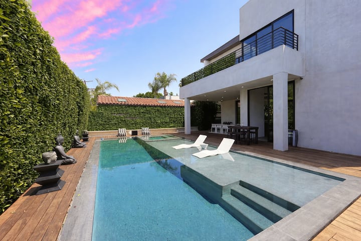 Modern Muse Mansion W/ Arcade, Pool & Rooftop - Los Angeles, CA