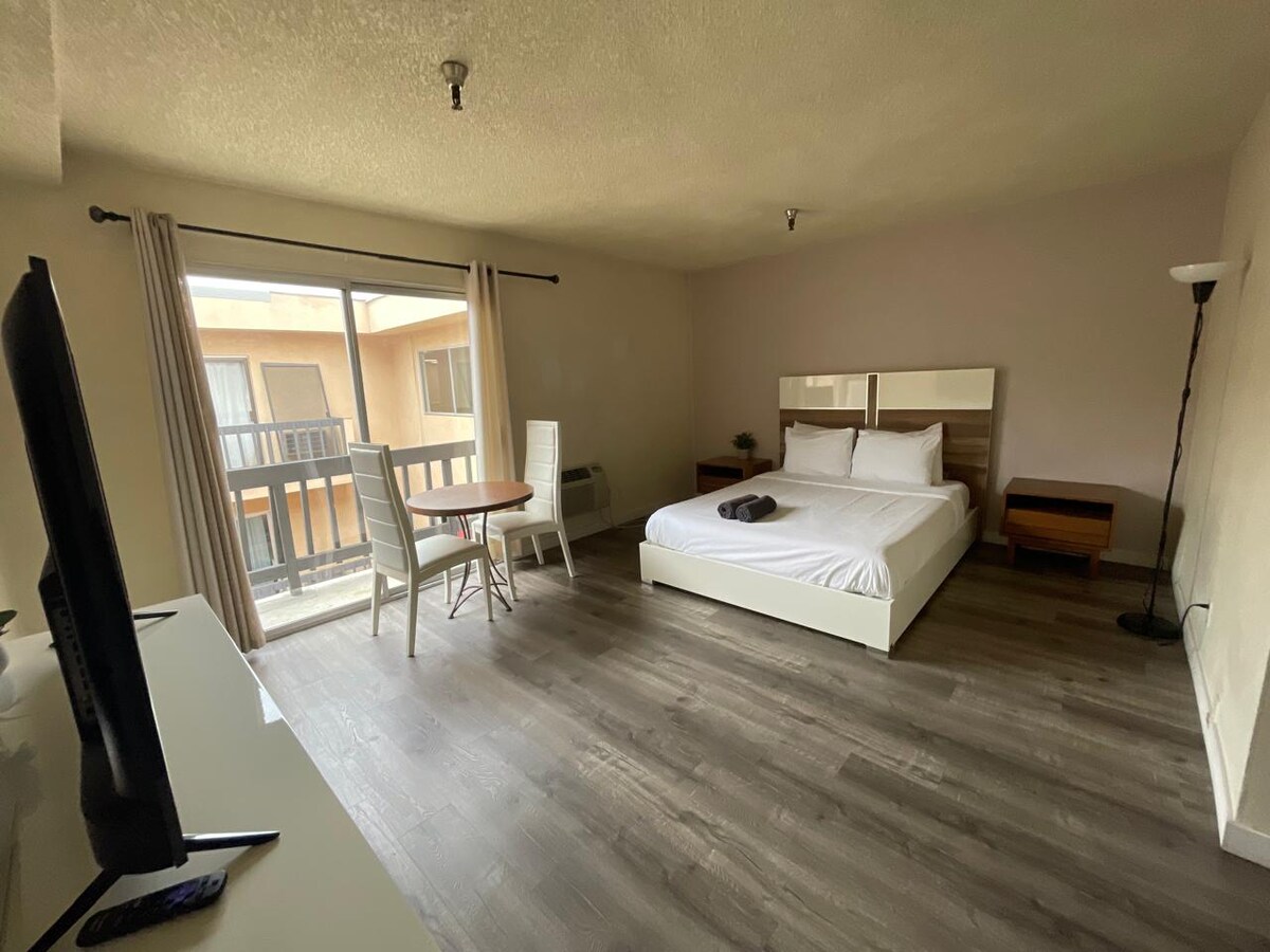 Top Airbnb: Cozy Queen Private Studio in Beverly Hills in Pico Robertson