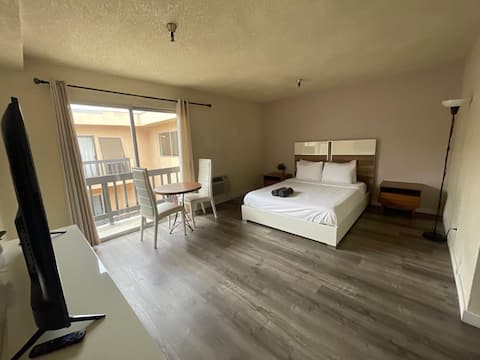 Top Airbnb: Cozy Queen Private Studio in Beverly Hills in Pico Robertson