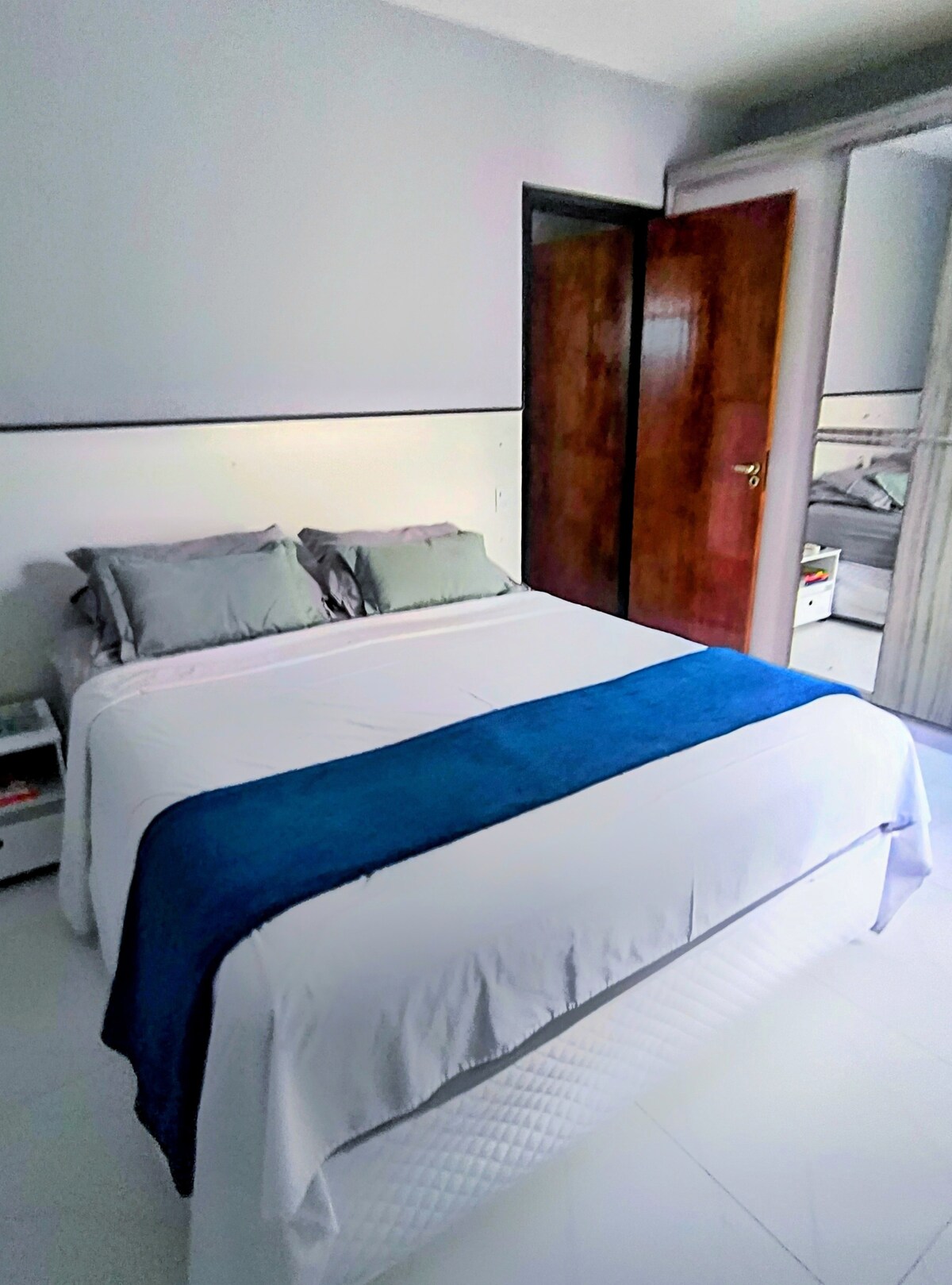 سرير بحجم كوين مع مرتبة فليكس أمريكية مريحة للغاية، خزانة ملابس واسعة مع مرآة، ستارة، وسائد، مكواة إلكترولوكس، مجفف شعر جاما، مكواة شعر فيلكو ومكيف هواء إلجين سبليت.