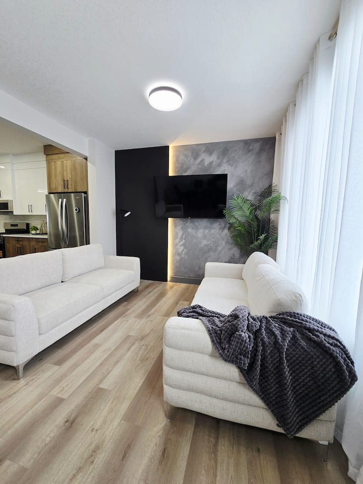 Designer Brand New 4br Home | Main Floor Bed +Bath - チェスターミア