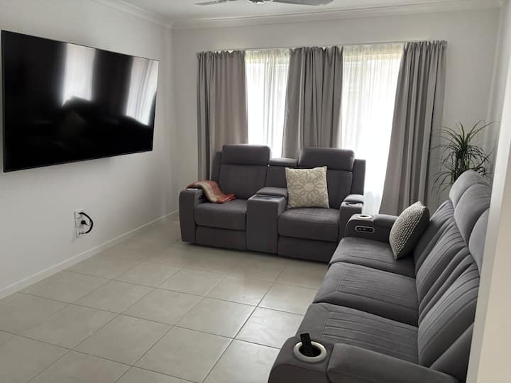 4 Bedroom House. Only 10 Mins Walk To The Beach - Rainbow Beach