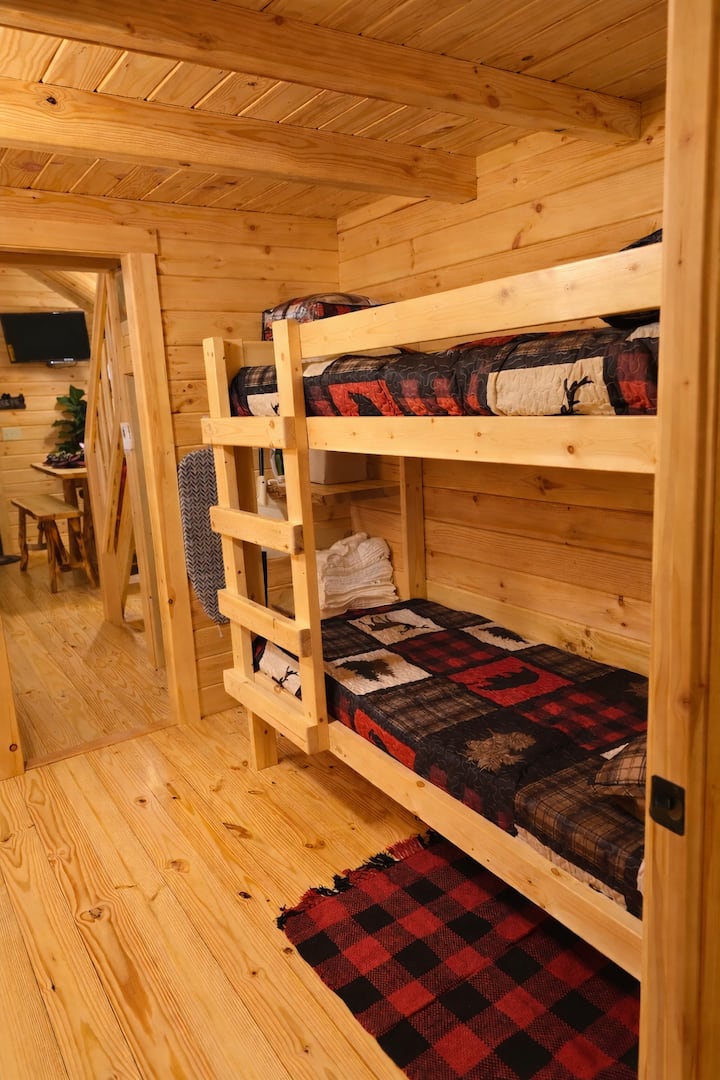 “เตียงสองชั้นแบบชนบทห่อหุ้มด้วยเสน่ห์ของเคบินที่อบอุ่น—นอนหลับสนิทในสไตล์ภูเขาที่แท้จริง”