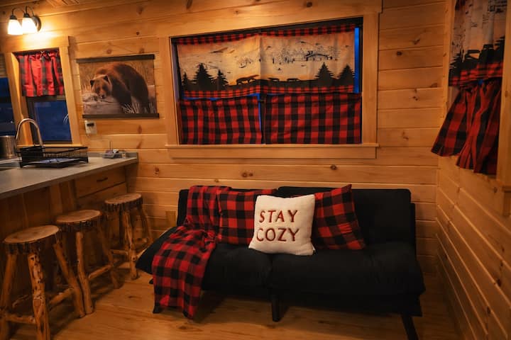 “ที่ที่ไม้อุ่นๆ ผสมผสานกับเสน่ห์ของเคบิน—มาพักผ่อนอย่างอบอุ่นกันเถอะ”