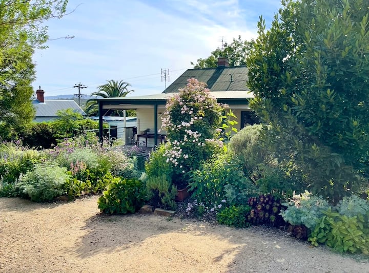 Reds Cottage- A Central Castlemaine Retreat - Guildford, Australia