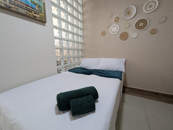 沙发床-可睡两人-配有床上用品和浴巾-枕头和毯子
 
