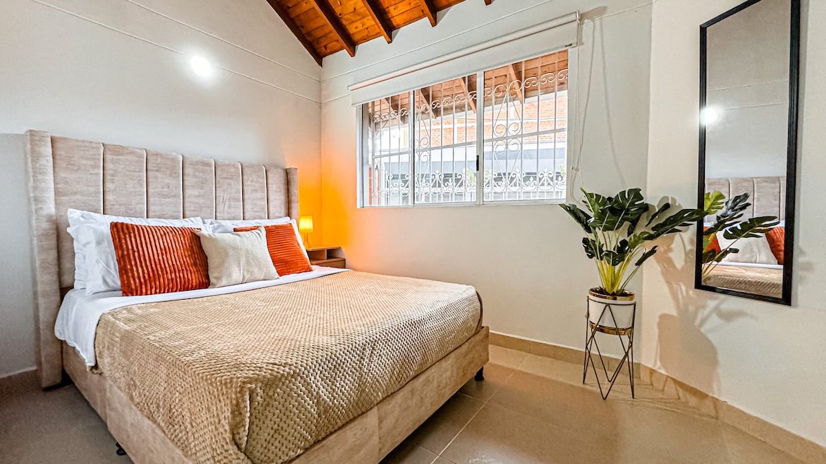 Стая с 3 големи двойни легла и външен прозорец (най-шумният)