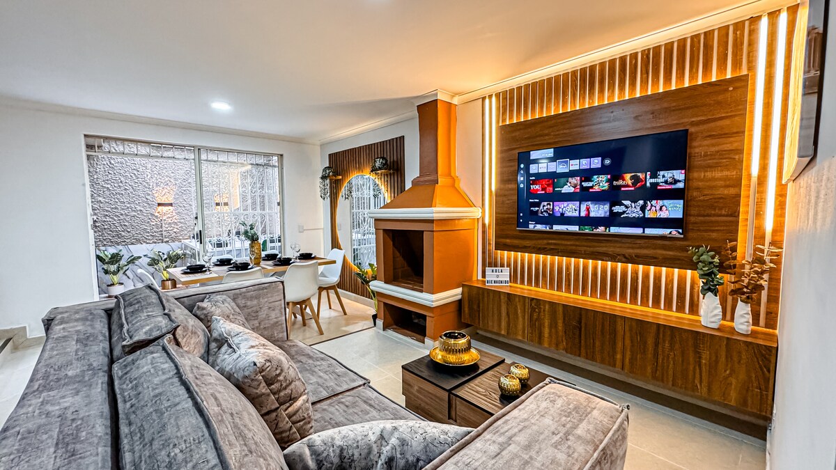 Красива всекидневна с камина, трапезария, смарт телевизор и разтегателен диван