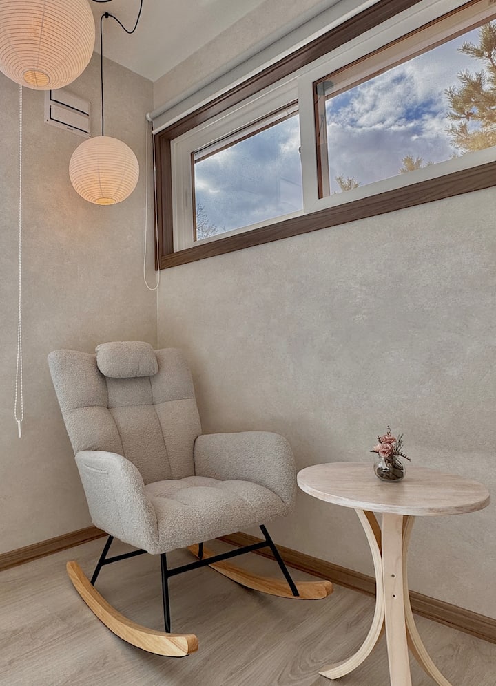 [Espacio de relajación]

La zona de sillones junto a la ventana es un espacio tranquilo donde puedes disfrutar de un momento de ocio a solas.Entra mucha luz natural, por lo que es perfecto para leer o tomar un café.Puedes relajarte y disfrutar de un momento de tranquilidad incluso mientras viajas.