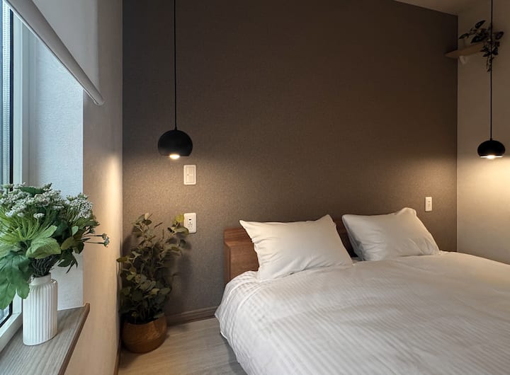 [Flor junto a la ventana]

Las flores junto a la ventana agregan un suave toque de color a la habitación.El interior, iluminado por luz natural, crea un espacio tranquilo con un ambiente más cómodo.Disfruta de un momento cálido y relajante incluso mientras viajas.