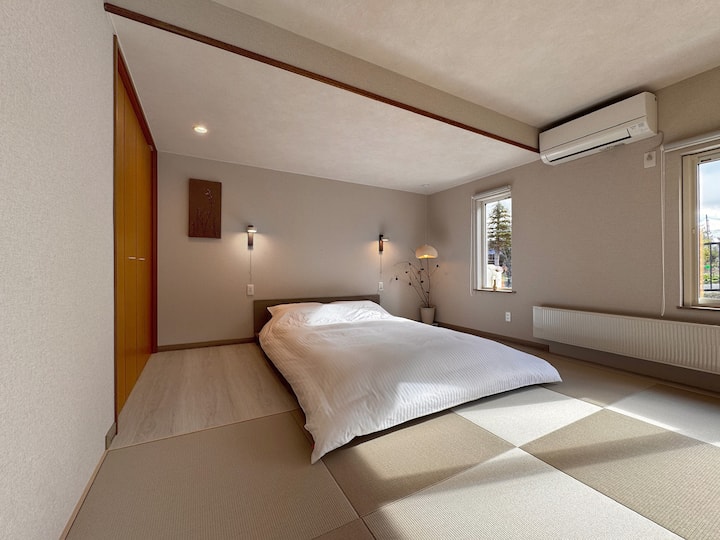 [Recámara de estilo japonés]

Esta es una recámara de estilo japonés con un ambiente tranquilo.La iluminación suave y un espacio sencillo crean un ambiente acogedor en el que puedes recuperarte lentamente de tus viajes.Puedes relajarte y dormir bien por la noche incluso cuando te hospedes con familiares o amigos.