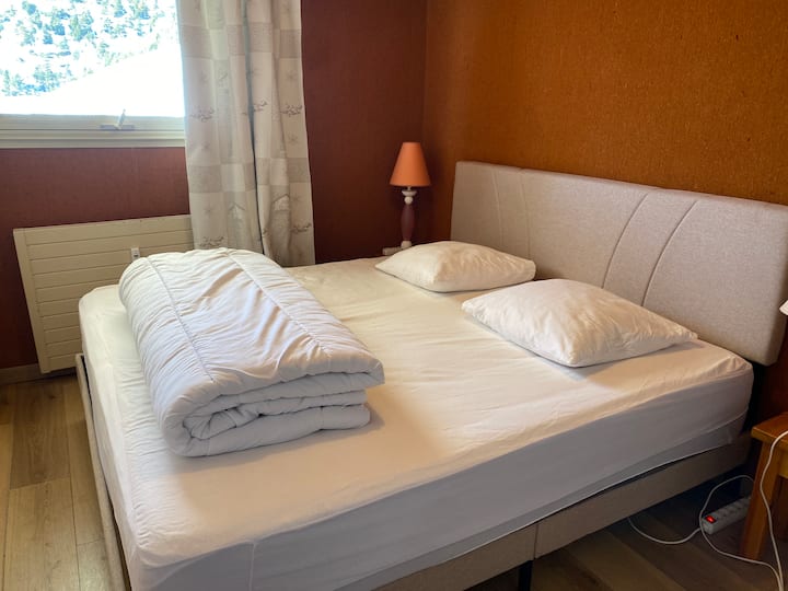 เตียงขนาด 180x200
หน้าต่าง
ตู้เสื้อผ้าขนาดใหญ่