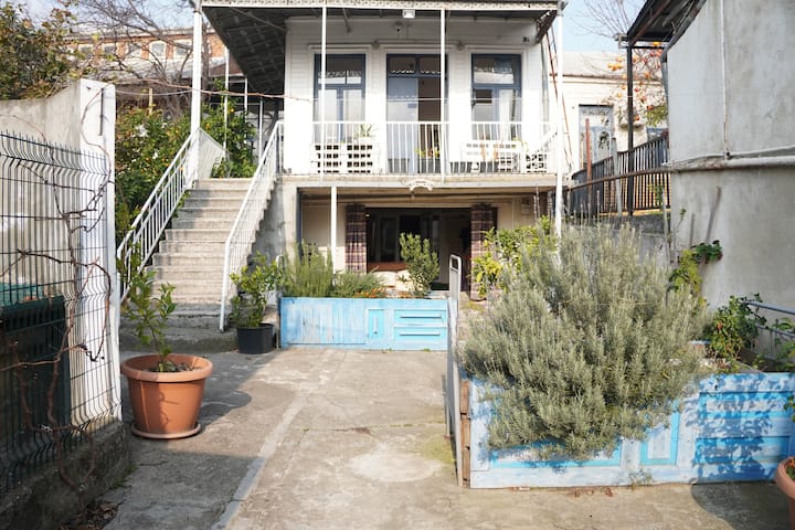 Bright & Private 2-bedroom Loft  Bills Included - 쿠타이시