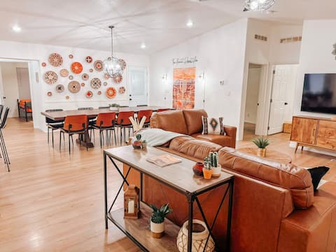 Top Airbnb: 8BR/5BA•Sleeps 20•15 min to Sedona•Walk to trails! in Verde Village