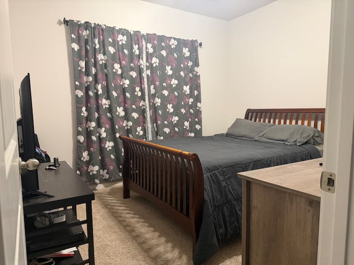 Фотографија за преглед. Брачен кревет. Паметен телевизор. Плакар, комода и ноќно шкафче. Душек Nectar Sleep!