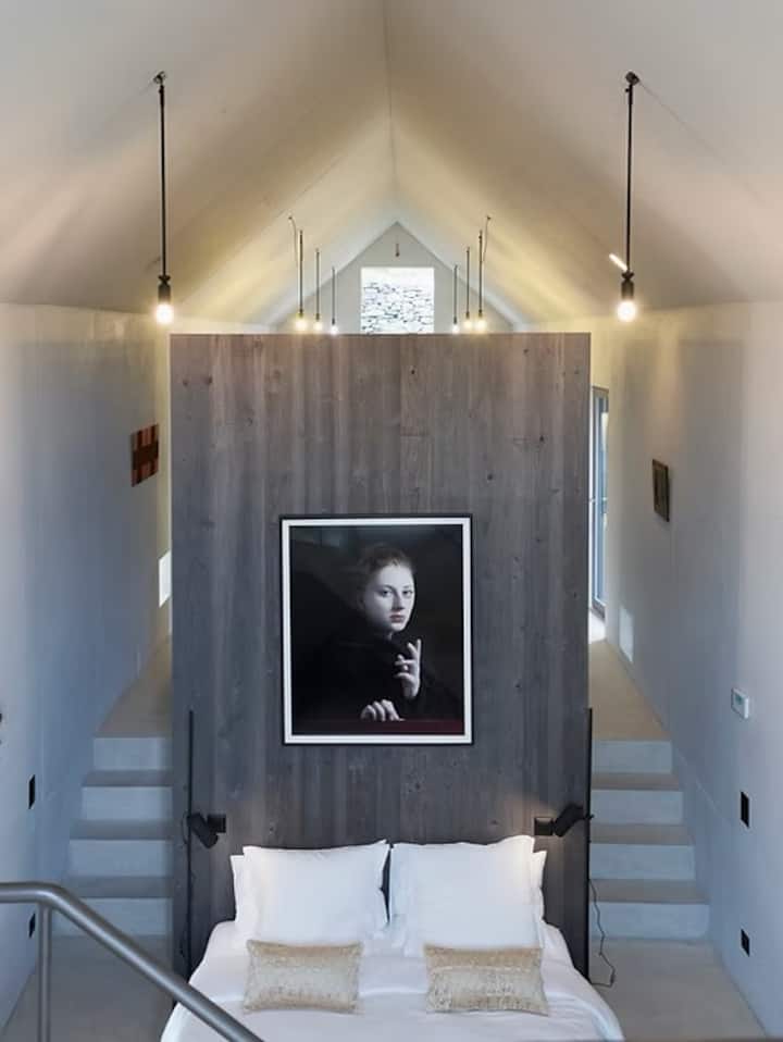 床上方是Hendrik Kerstens的作品，他是一位荷兰艺术家，利用他的摄影师经验创作亲密肖像，尤其是他的女儿Paula。

https://hendrikkerstens.com/