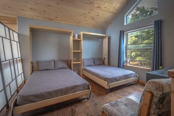 Guest loft with two comfy full-size pull-down beds and a big window to the pines. Ideal for kids, cousins, or friends after ski days and Bike Park runs. Wake to birdsong and watch for deer, hummingbirds, and Steller’s jays on our quiet 6-acre ridge.