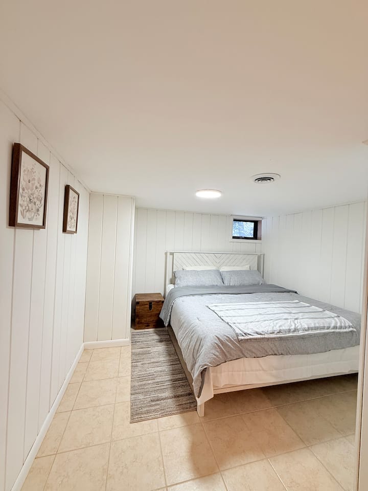 חדר שינה גדול עם מיטת קינג סייז בקומה התחתונה