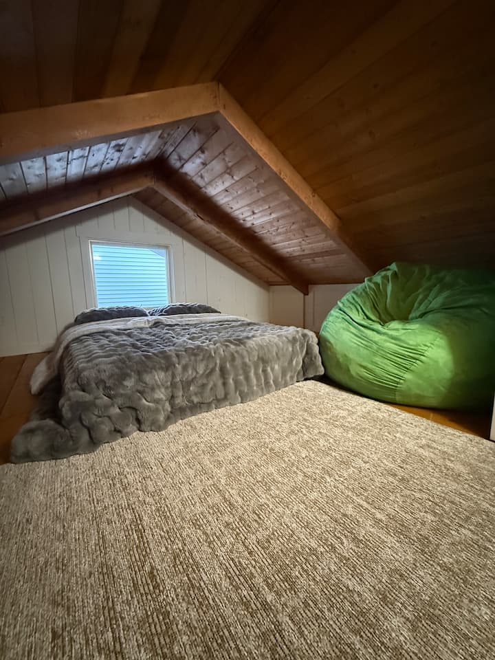 עליית גג עם מיטת קווין סייז