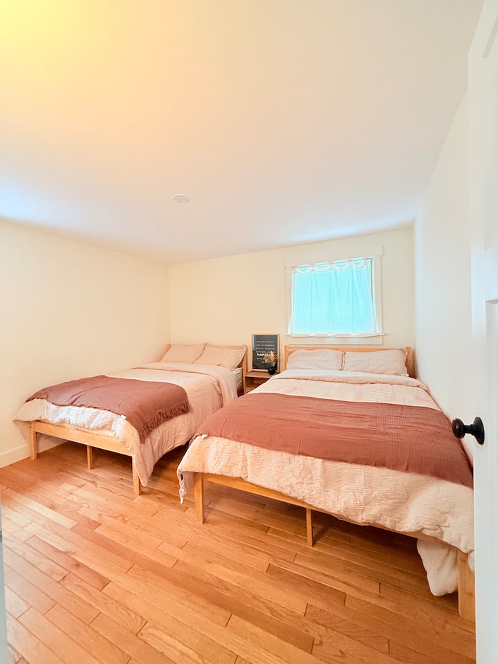 החדר מציע שתי מיטות מלאות ויכול להכיל עד ארבעה דיירים.