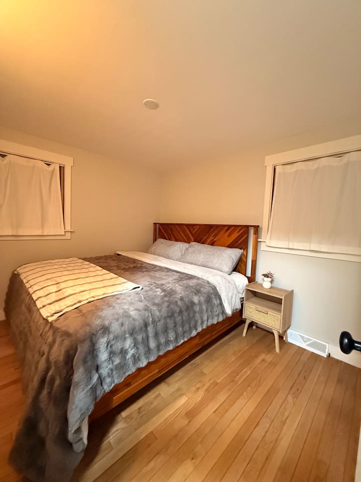 בחדר בקומה העליונה יש מיטת קינג סייז.