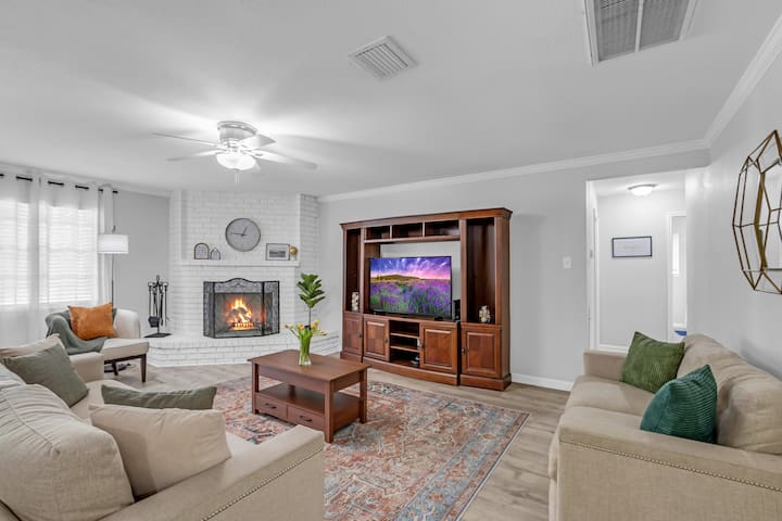 4 Bed - Pool - Pool Table | King Bed | Family Fun - Stafford, TX