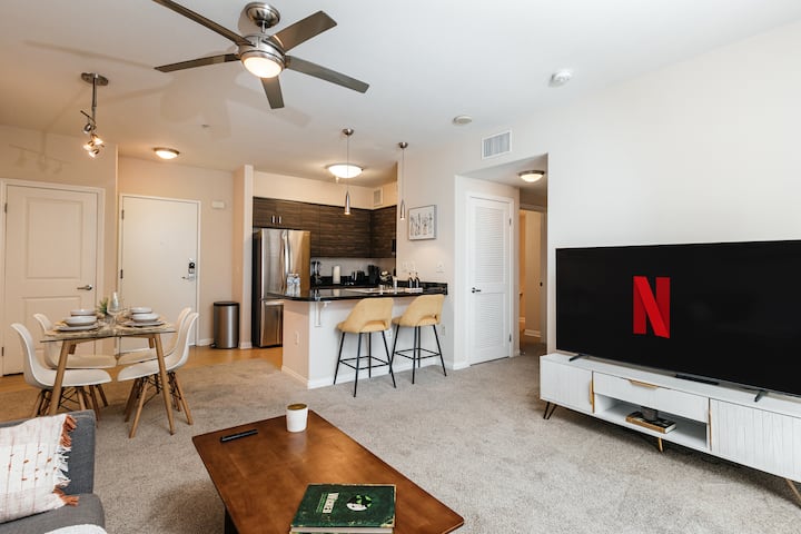 Modern Apartment Near The Grove Parking/pool/gym - Harvard Park - Los Angeles