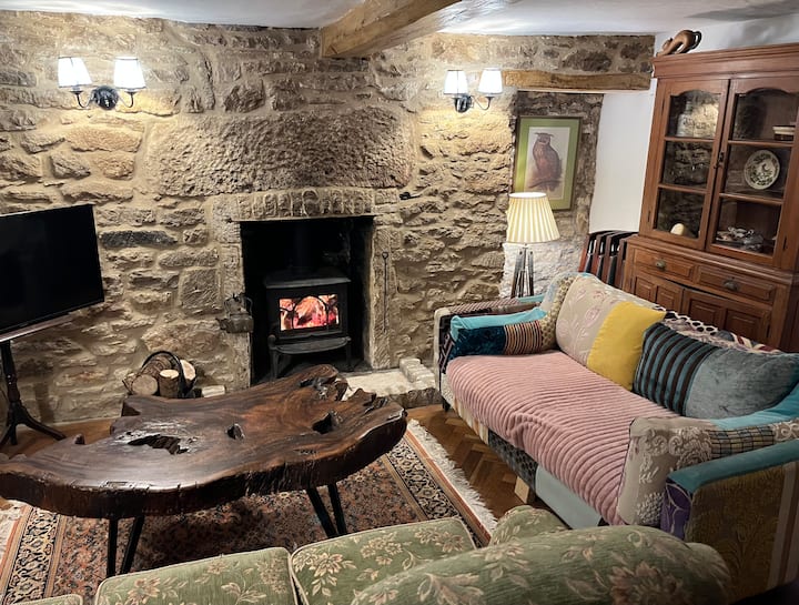 Charming
Cotswold Cottage With Stunning Views - Tetbury
