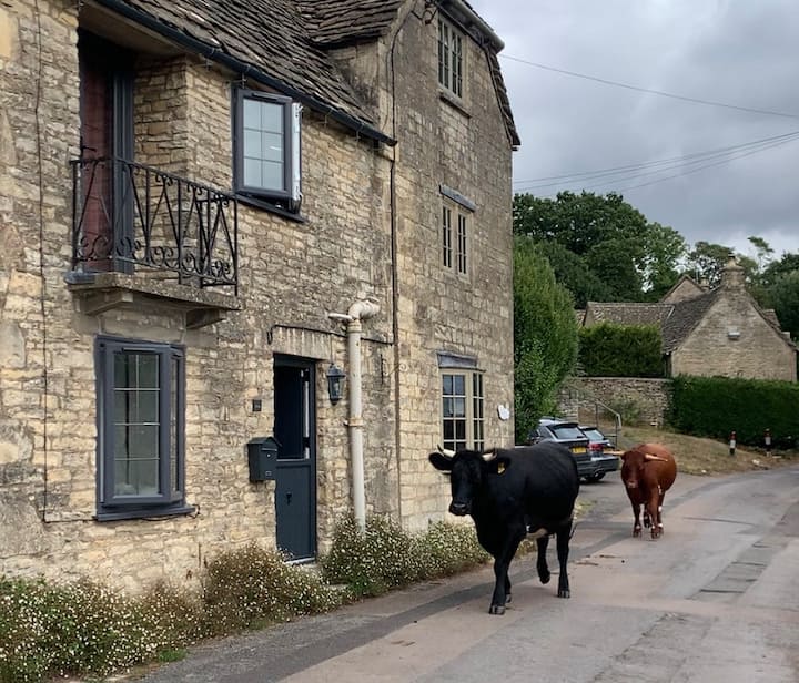 Charming
Cotswold Cottage With Stunning Views - Tetbury