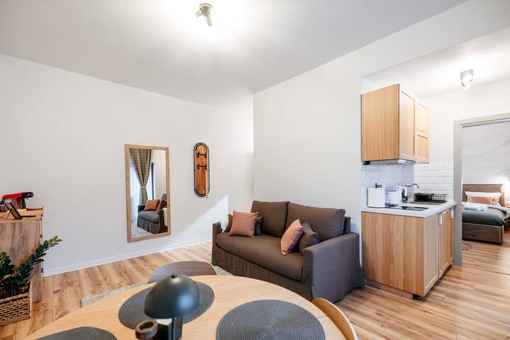 Hublou Home: Entire Floor Balcony & Mountain View - Sinaia