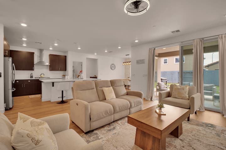 Luxury Home - Sleeps 13+ Ev, Games, & Fire Pit - Lodi, CA